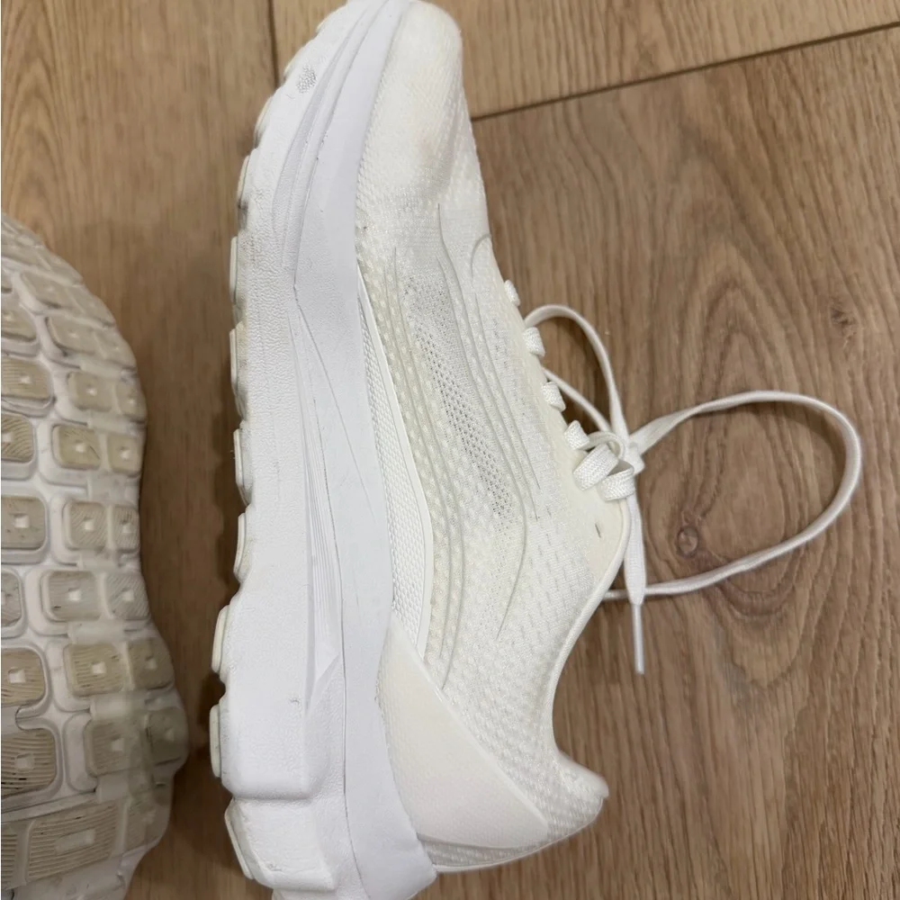 ALO Runner White Sneakers Womens Size 6.5 - Picture 9 of 16